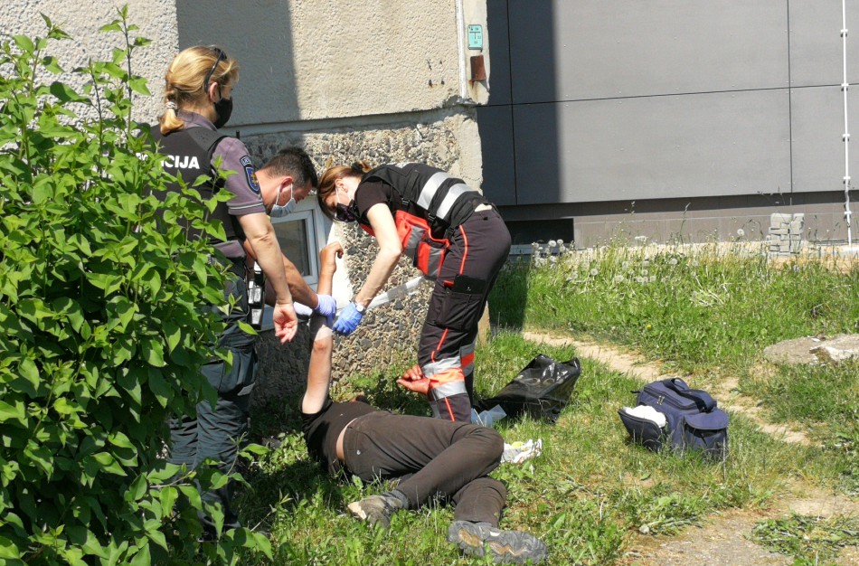 Po langais neblaivus vyras pjaustėsi rankas