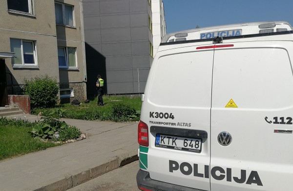 Po langais neblaivus vyras pjaustėsi rankas