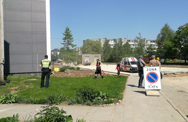 Po langais neblaivus vyras pjaustėsi rankas