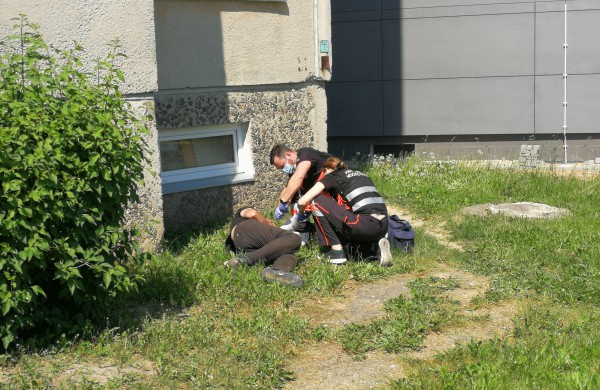 Po langais neblaivus vyras pjaustėsi rankas