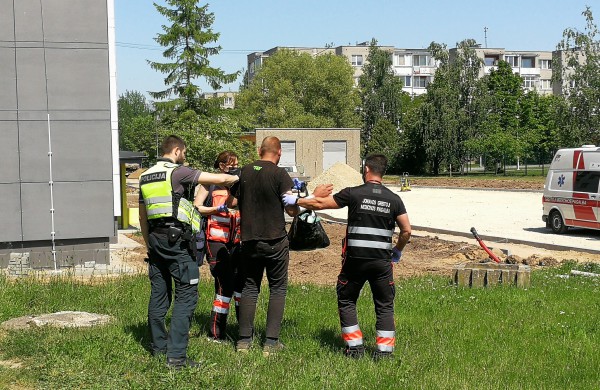 Po langais neblaivus vyras pjaustėsi rankas