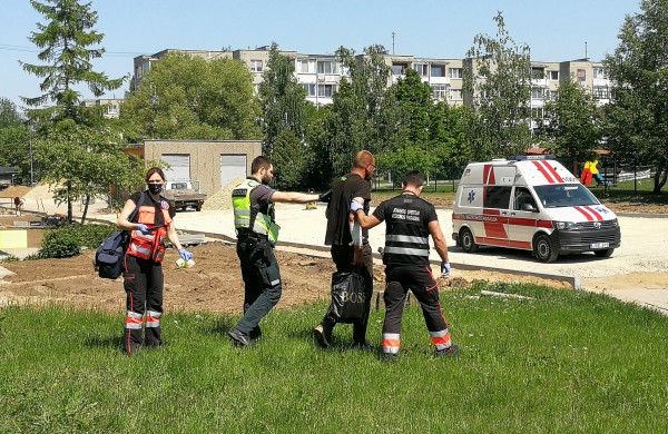 Po langais neblaivus vyras pjaustėsi rankas