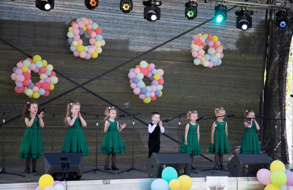 Joninių slėnyje gausus būrys vaikų atidarė vasaros renginių festivalį