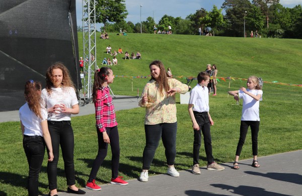 Joninių slėnyje gausus būrys vaikų atidarė vasaros renginių festivalį