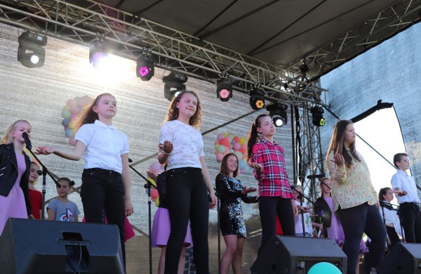 Joninių slėnyje gausus būrys vaikų atidarė vasaros renginių festivalį