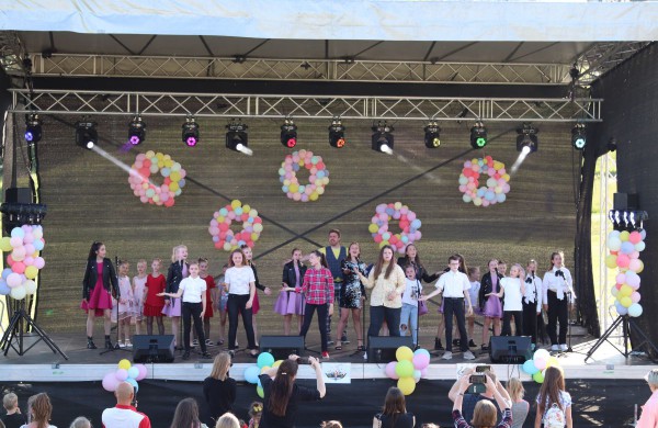 Joninių slėnyje gausus būrys vaikų atidarė vasaros renginių festivalį