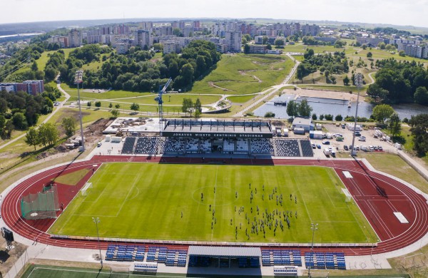 Atidarytas rekonstruotas Jonavos miesto stadionas