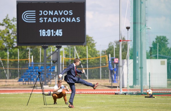 Atidarytas rekonstruotas Jonavos miesto stadionas