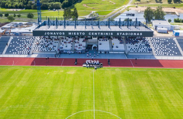 Atidarytas rekonstruotas Jonavos miesto stadionas