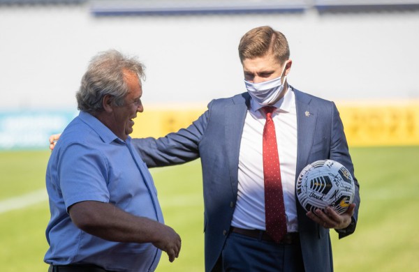 Atidarytas rekonstruotas Jonavos miesto stadionas