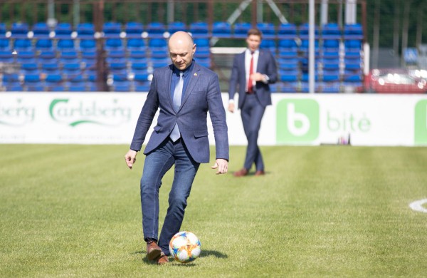 Atidarytas rekonstruotas Jonavos miesto stadionas
