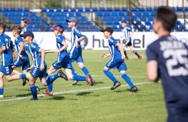 Atidarytas rekonstruotas Jonavos miesto stadionas