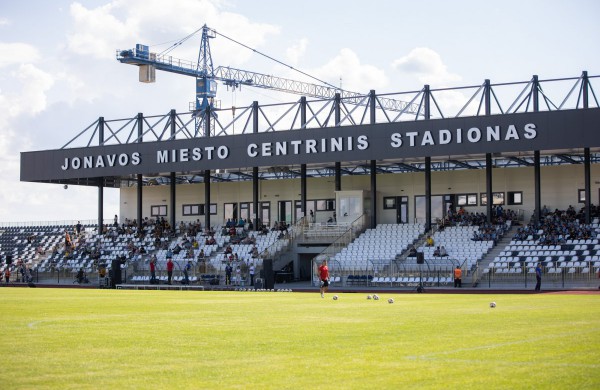 Atidarytas rekonstruotas Jonavos miesto stadionas
