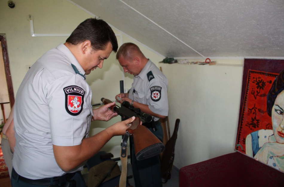Policija primena - liko trys mėnesiai, kai netinkami naudoti ir signaliniai ginklai gali būti legalizuojami
