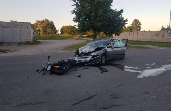 Jonavoje susidūrė motociklas ir automobilis