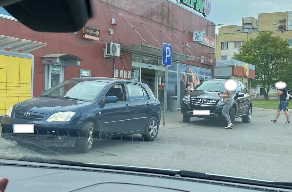 Kas kaltas? Kelio ženklas ar vairuotojai?