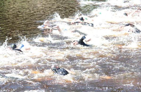 Šveicarijos Joninių maratono laureatams – medaliai, taurės, jėgos aitvarų pamokos, vėtrungės ir medus