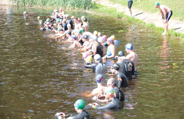 Šveicarijos Joninių maratono laureatams – medaliai, taurės, jėgos aitvarų pamokos, vėtrungės ir medus