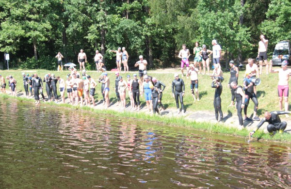 Šveicarijos Joninių maratono laureatams – medaliai, taurės, jėgos aitvarų pamokos, vėtrungės ir medus