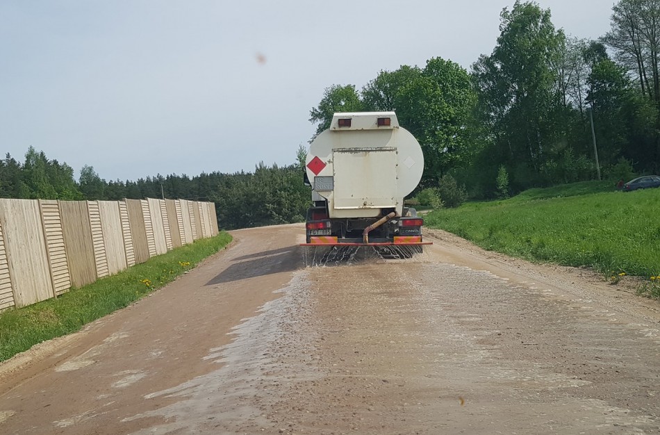 Jonavietė: Maža to, kad kelias Šalūgiškiai – Stašėnai nepritaikytas stambiagabaričių važiavimui, tai dar ir pastoviai kenčia gyventojai