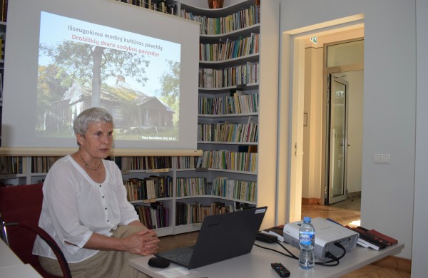 Pokalbis pamąstymas „Išsaugokime medinį kultūros paveldą. Drobiškių dvaro sodybos pavyzdys“ Jonavos viešojoje bibliotekoje