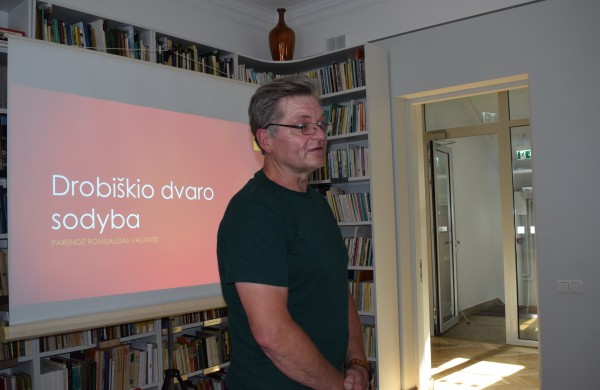 Pokalbis pamąstymas „Išsaugokime medinį kultūros paveldą. Drobiškių dvaro sodybos pavyzdys“ Jonavos viešojoje bibliotekoje
