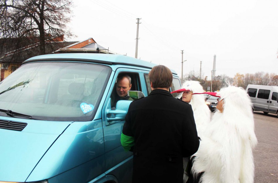 Jonaviečiams dalino lipdukus „Vairuoju blaivus, nes myliu jus“