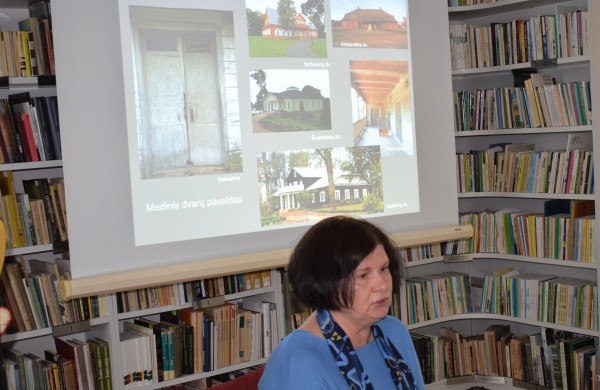 Pokalbis pamąstymas „Išsaugokime medinį kultūros paveldą. Drobiškių dvaro sodybos pavyzdys“ Jonavos viešojoje bibliotekoje