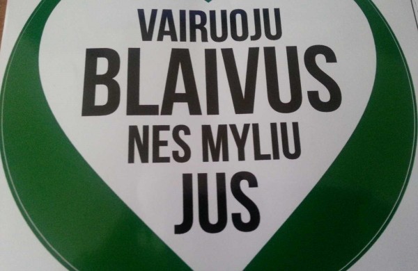 Jonaviečiams dalino lipdukus „Vairuoju blaivus, nes myliu jus“