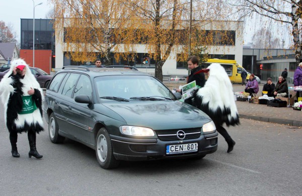 Jonaviečiams dalino lipdukus „Vairuoju blaivus, nes myliu jus“