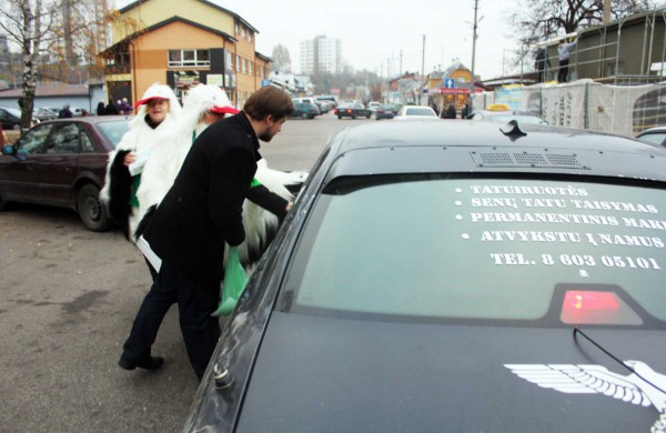 Jonaviečiams dalino lipdukus „Vairuoju blaivus, nes myliu jus“