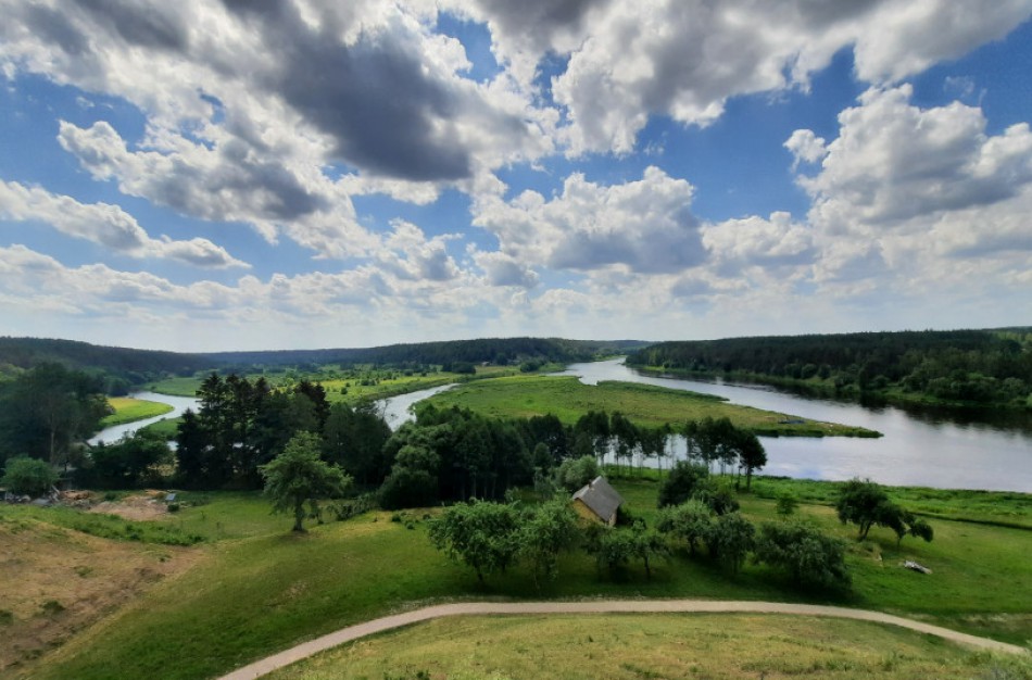 Poilsiaudami ne tik nepalikite šiukšlių – automobilius statykite leistinose vietose