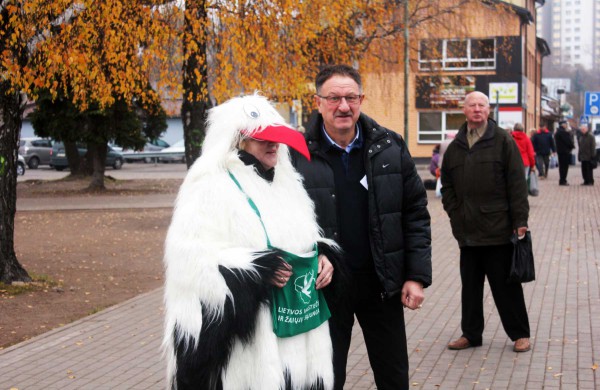 Jonaviečiams dalino lipdukus „Vairuoju blaivus, nes myliu jus“