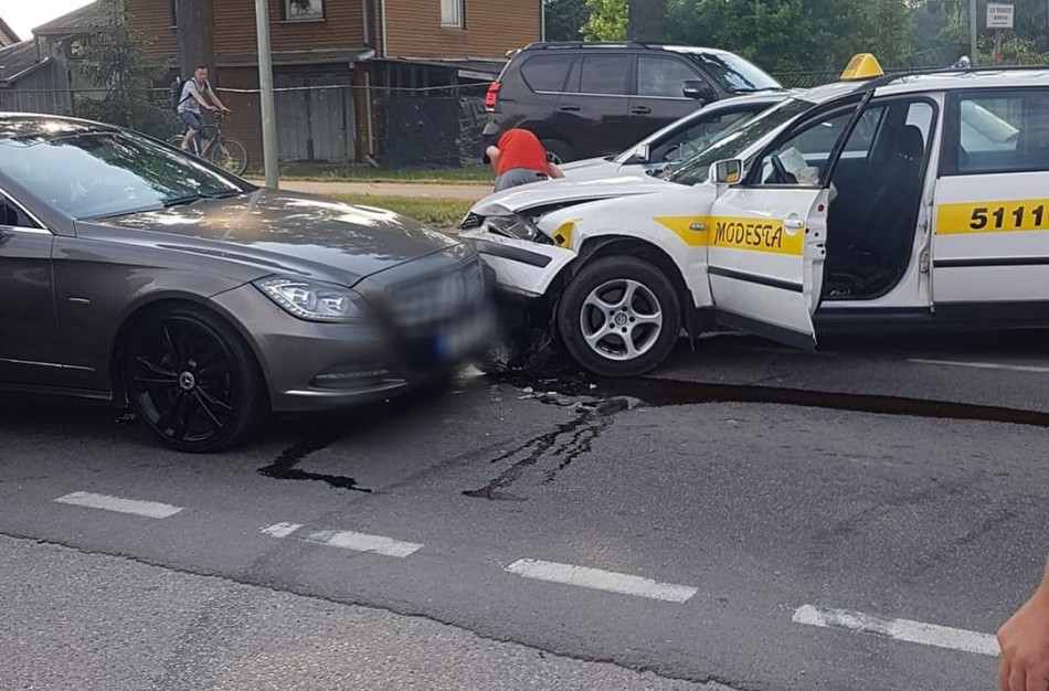 A6 kelyje - eismo įvykis: formuojasi spūstys