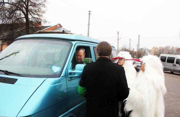 Jonaviečiams dalino lipdukus „Vairuoju blaivus, nes myliu jus“