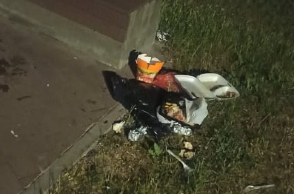 Jonavietis Ramybės skvere pasigedo šiukšliadėžių, kai jos stovi kone prie kiekvieno suolelio