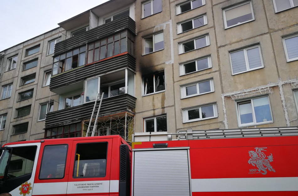 Iš buto trečiame aukšte veržėsi liepsnos: gaisro kaltininkas – šaldytuvas