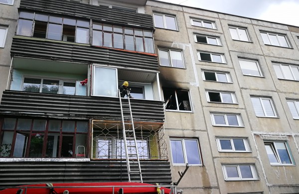 Iš buto trečiame aukšte veržėsi liepsnos: gaisro kaltininkas – šaldytuvas