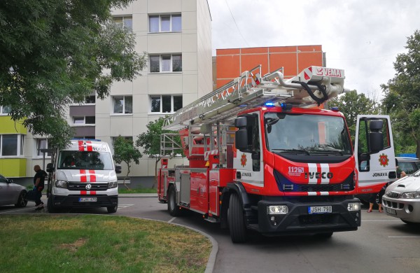 Iš buto trečiame aukšte veržėsi liepsnos: gaisro kaltininkas – šaldytuvas