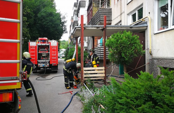 Iš buto trečiame aukšte veržėsi liepsnos: gaisro kaltininkas – šaldytuvas