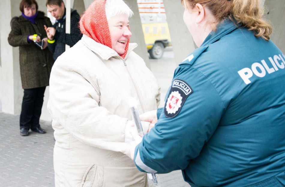 Jonavos mieste ir rajone policijos pareigūnai dalino atšvaitus