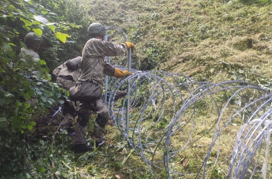 Lietuvos kariuomenė pasienyje su Baltarusija pradėjo tiesti spygliuotos vielos užtvarą