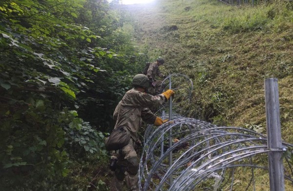 Lietuvos kariuomenė pasienyje su Baltarusija pradėjo tiesti spygliuotos vielos užtvarą