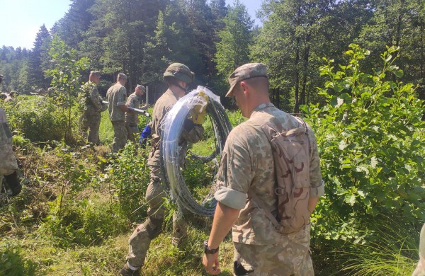Lietuvos kariuomenė pasienyje su Baltarusija pradėjo tiesti spygliuotos vielos užtvarą