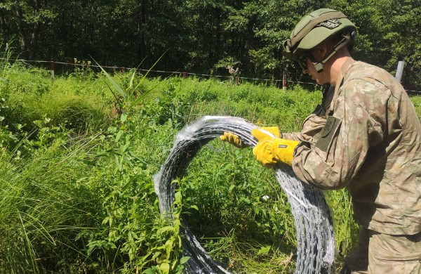 Lietuvos kariuomenė pasienyje su Baltarusija pradėjo tiesti spygliuotos vielos užtvarą