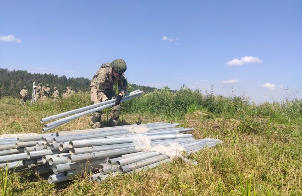 Lietuvos kariuomenė pasienyje su Baltarusija pradėjo tiesti spygliuotos vielos užtvarą