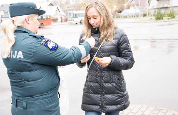 Jonavos mieste ir rajone policijos pareigūnai dalino atšvaitus