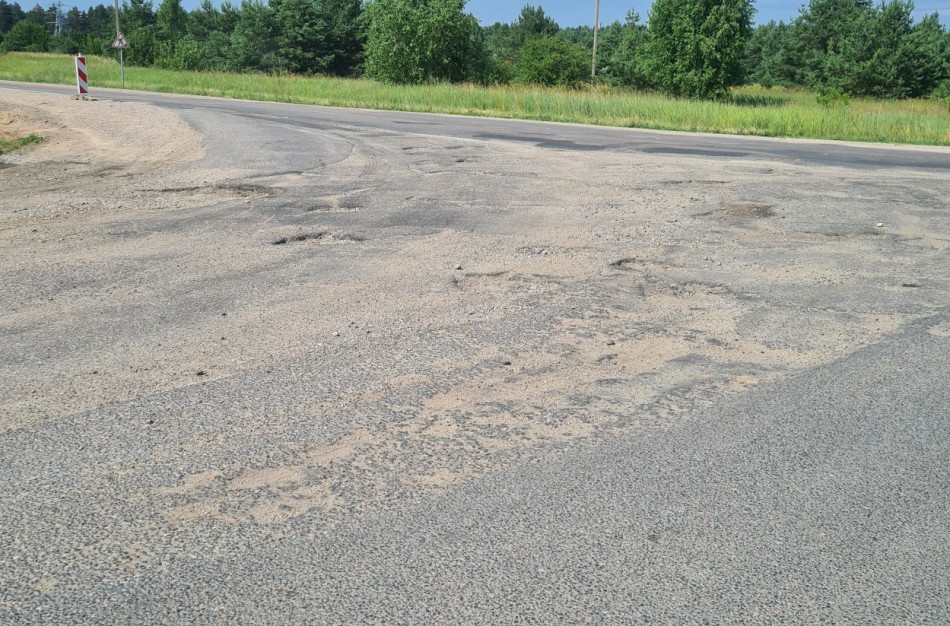 „Minų laukas“ kelyje į Skarulius: vairuotojai pyksta, tačiau rekonstrukcija neplanuojama, bus tik duobių lopymas