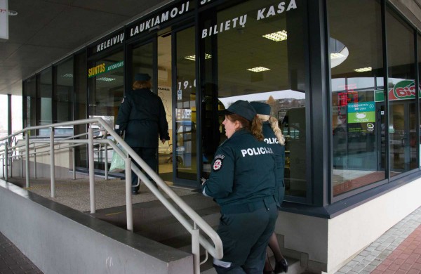 Jonavos mieste ir rajone policijos pareigūnai dalino atšvaitus