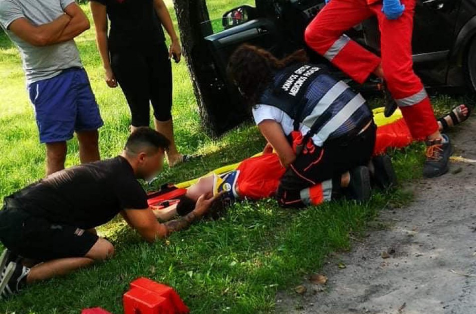 Kariai padėjo avarijoje nukentėjusiai merginai